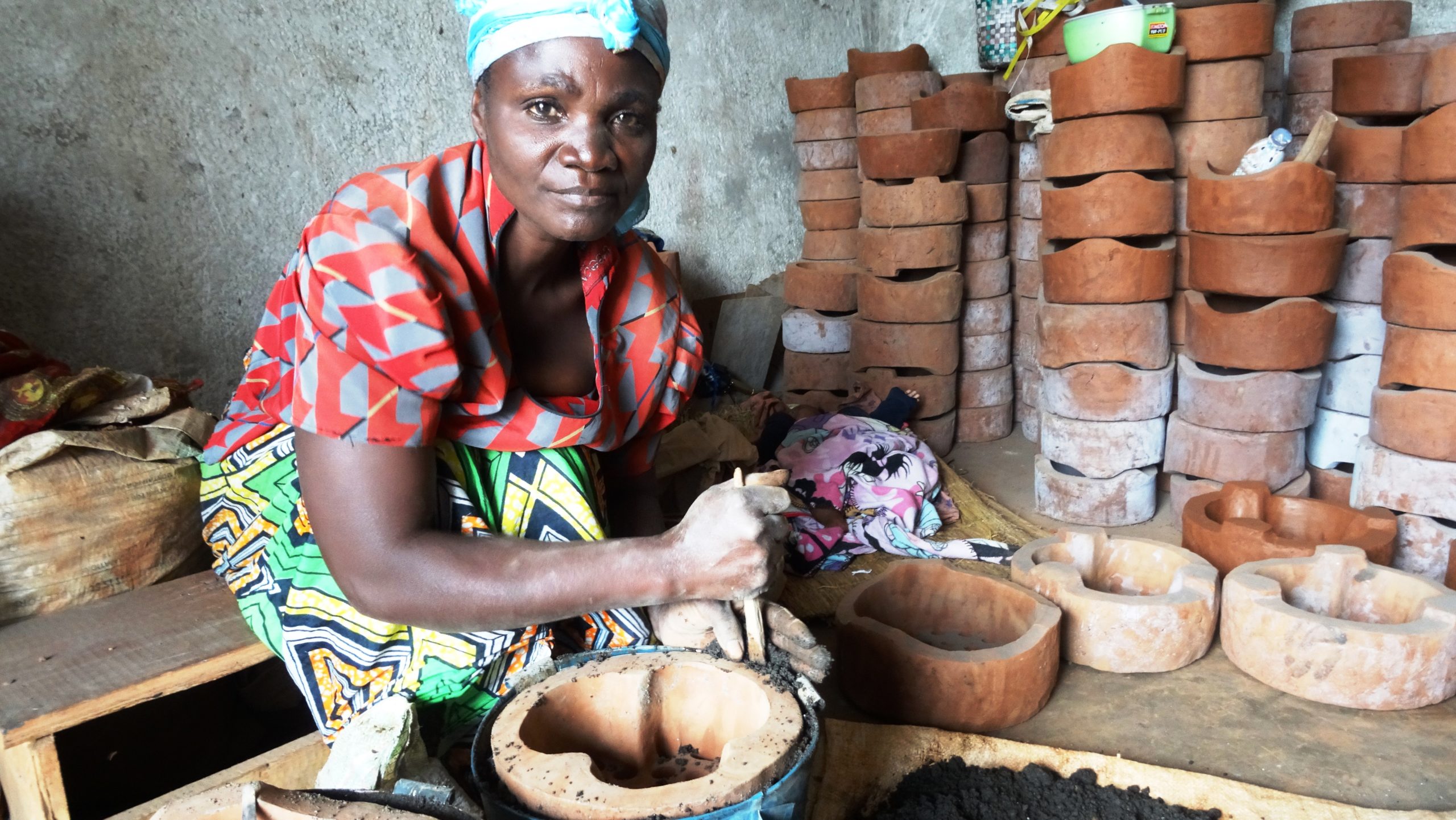 Gomas Ofenbauerinnen wollen mit damit den Wald retten.