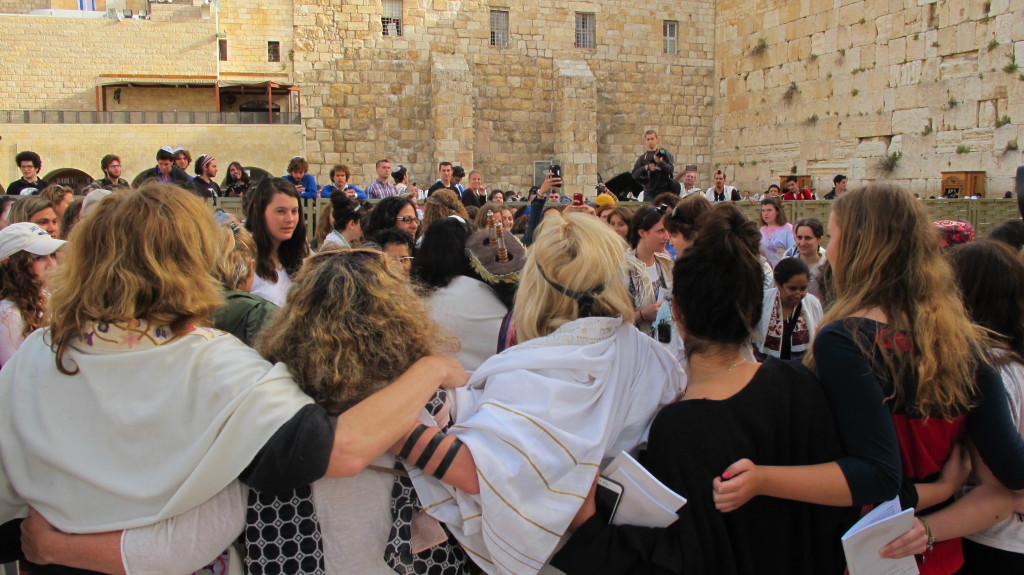 Die schwarzen Gebetsriemen, die mache der Frauen angelegt haben, werden von vielen Ultraorthodoxen als Provokation empfunden – traditionell werden die Riemen nur von Männern getragen.