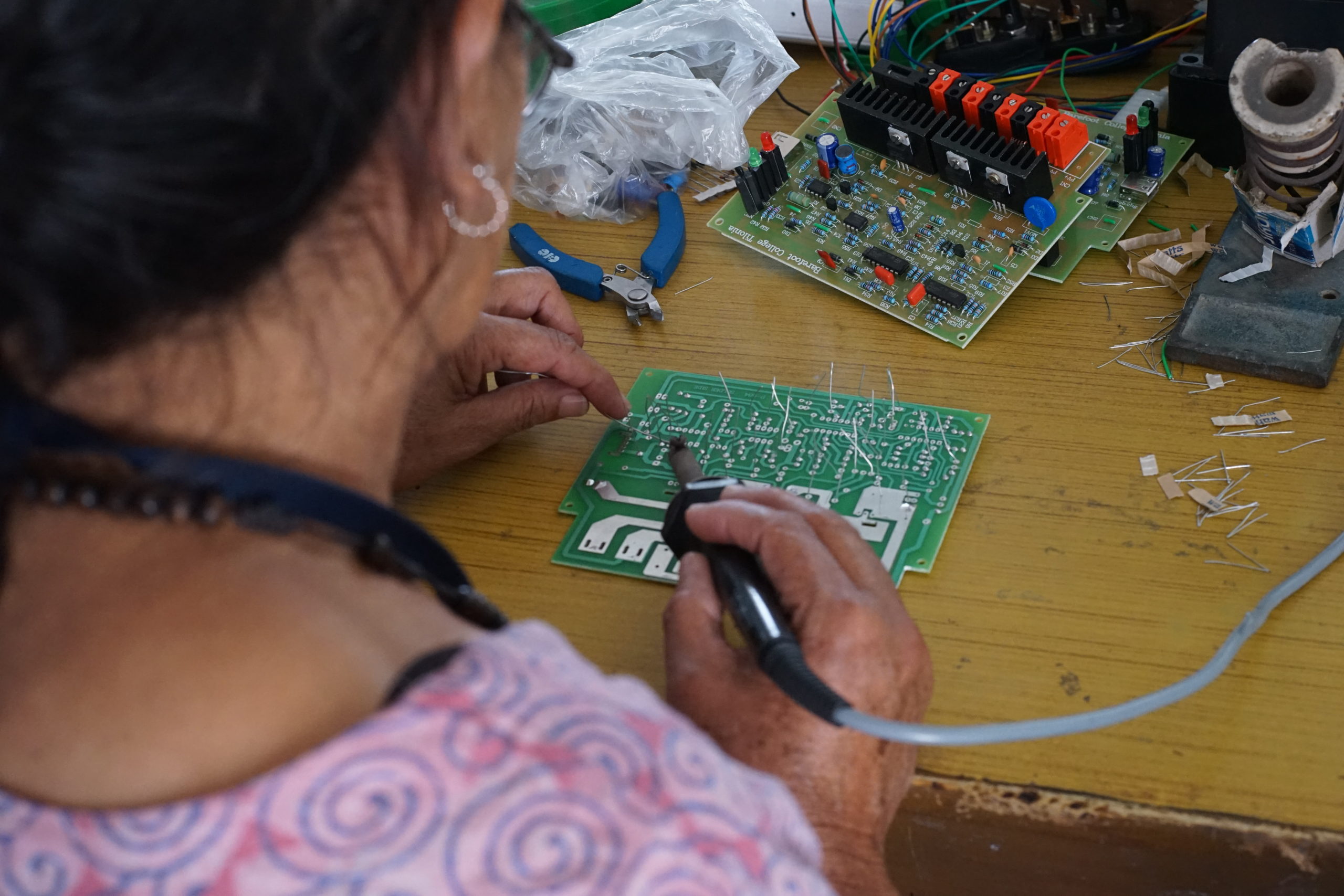 Die Frauen lernen den Aufbau  des Stromkreises durch Wiederholung, Versuche und Bilder.