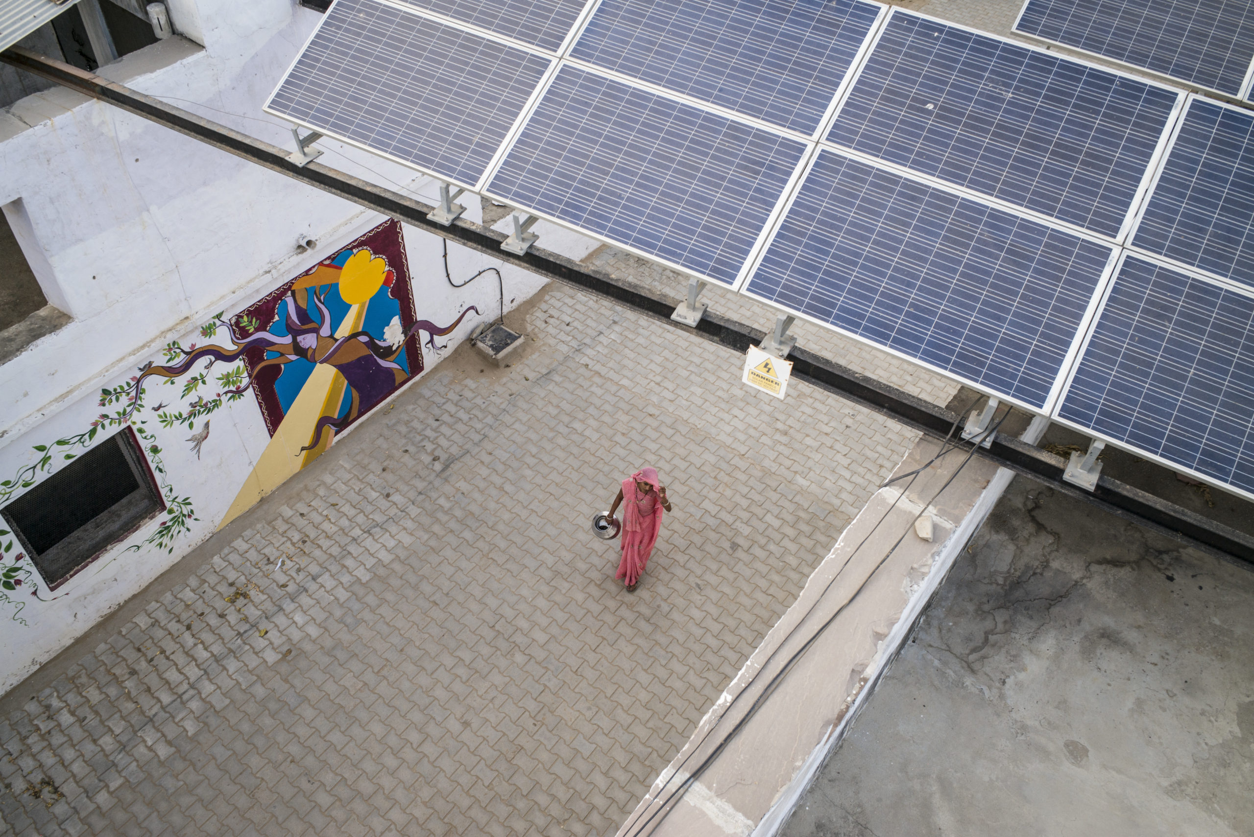 Jede ausgebildete Frau ist in der Folge für mindestens fünf Jahre für die Solaranlagen in ihrem Dorf verantwortlich. Foto: Florian Lang