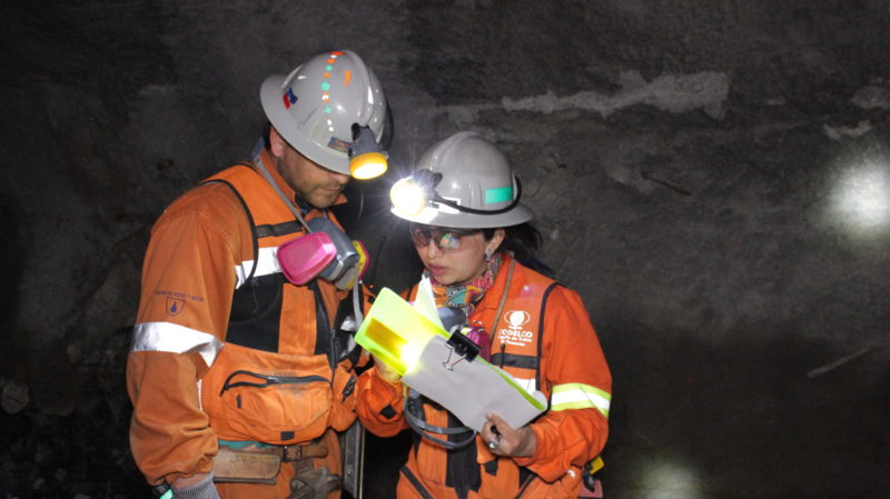 Mit ihrem Kollegen Ramón untersucht Olivia die Qualität und Feuchtigkeit der Mineralien