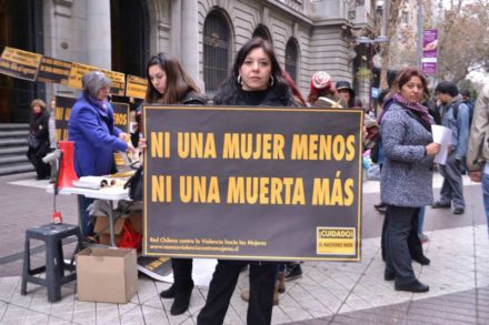 Lorena Astudillo bei der Eröffung der Kampagne Ciudado! El machismo mata! Auf ihrem Schild steht Nicht