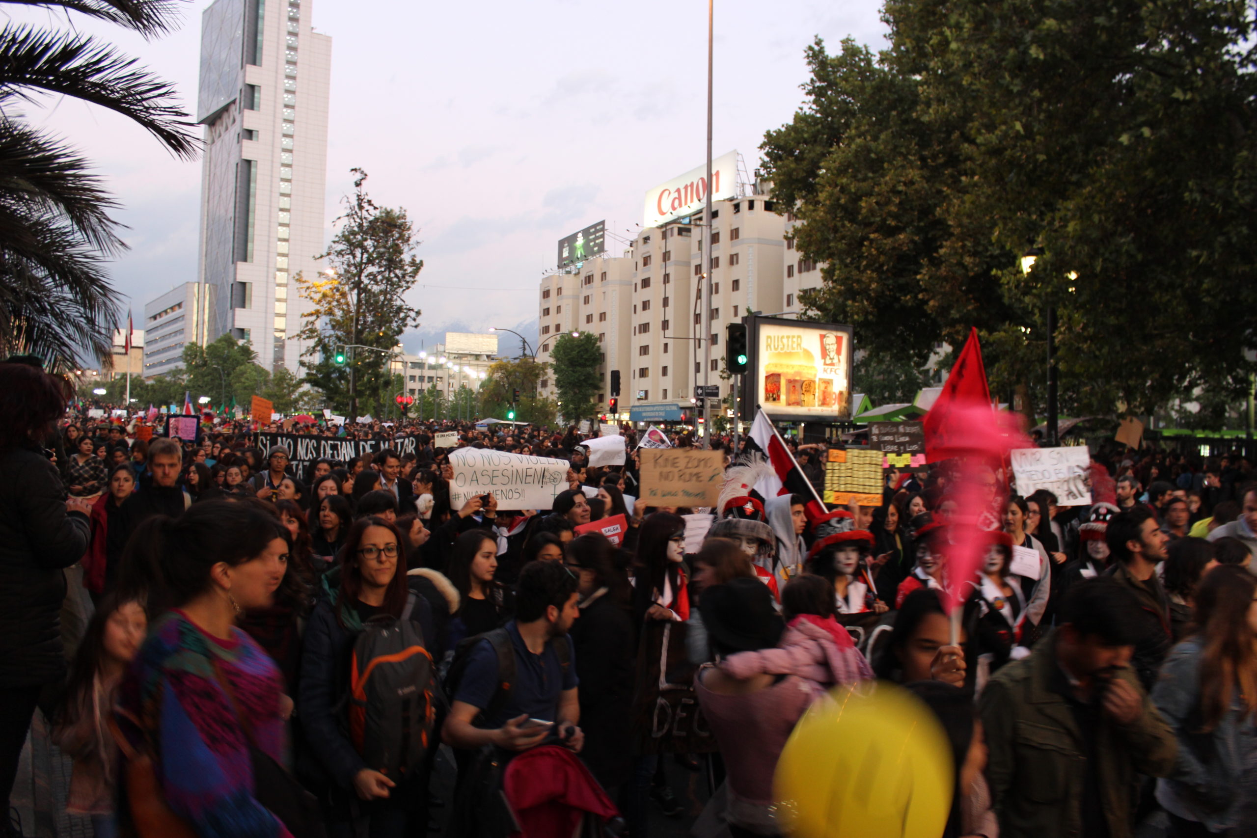 Tausende Frauen, Männer und Kinder protestieren in Santiago gegen Femizide.