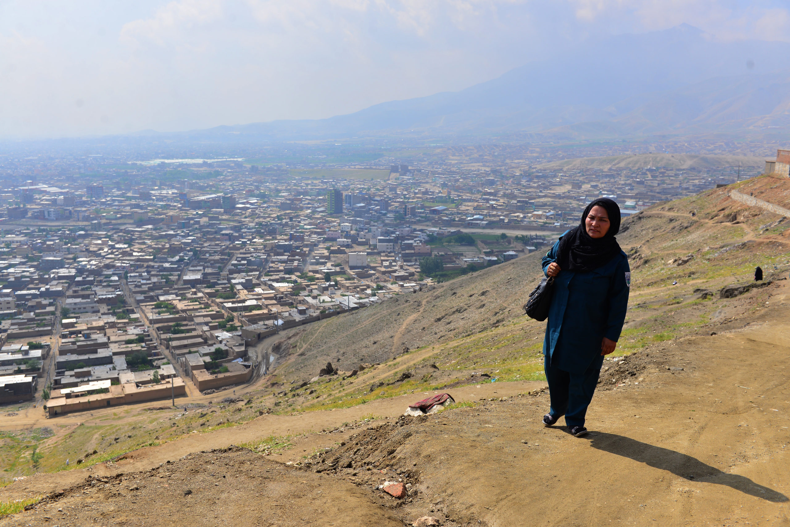 Eine hochrangige Polizistin auf einem der Hügel rund um Kabul.