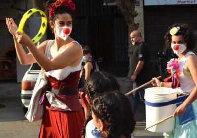 Clowninnen bei einer Straßenparade im Beiruter Viertel Sin el Fil.
