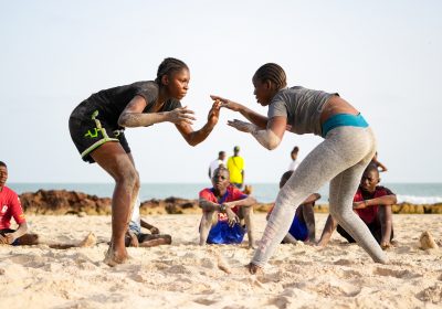 Manssata Sané (l.), Bigué Mbaye (r.) beim Ringen am Strand