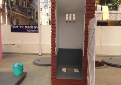 Erst Toilette dann Tempel - Sulabh Toiletten_Modell
