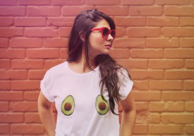 Karen-Rodriguez-traegt-ein-T-Shirt-mit-zwei-Avokados@Andres-Lopez