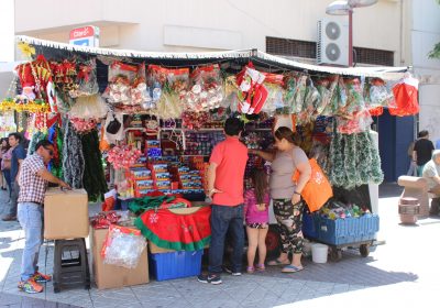 Straßenverkäufer verkaufen bei 35 Grad Schneemänner