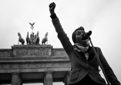 Rund 2.000 Menschen gehen in Berlin auf die Straße, um gegen den US-Präsidenten Donald Trump zu protestieren. Nach einer Kundgebung vor der US-Botschaft und dem Brandenburger Tor ziehen die Demonstranten auf kurzer Strecke durch Mitte wieder zur Botschaft der USA.
Die Teilnehmer kritisieren in Rreden und auf Schuildern den verhängten Einreisestopp für Staatsangehörige aus sieben vorwiegend muslimischen Ländern, sowie Rassismus, Homophobie, Sexismus und die Vorherrschaft weißer Männer.
Unter den Rednern waren der syrische Geflüchtete und Rapper Mohammad Abu Hajar, sowie die Menschenrechtsaktivistin Fadhumo Mu.