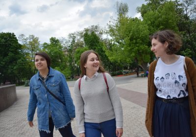 Die Frauenrechtsaktivistinnen von links: Victoria Kosheleva (22), Stasja Riabtseva (21) und  Vira Protskih (21).