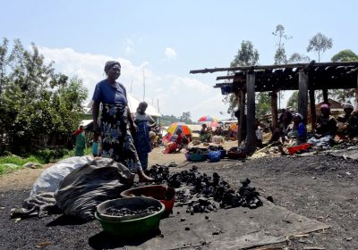 das-wichtigste-Haushaltsprodukt_Holzkohlemarkt-Im-Flüchtlingslager